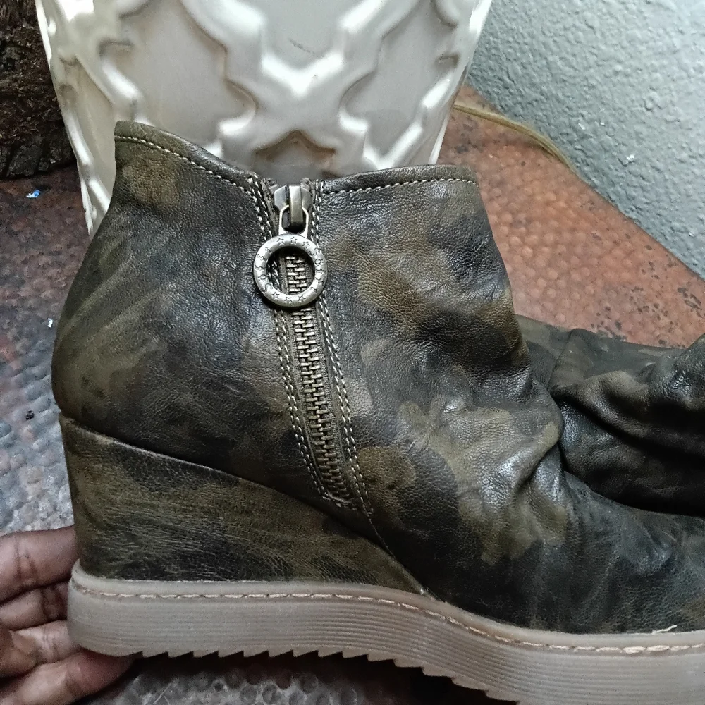 Sofft Sz. 9 New Siri Waterproof Leather Wedge Ankle Boot in Olive/Camouflage
